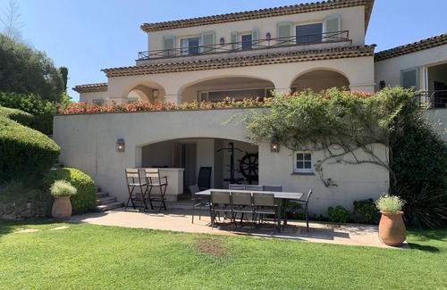 Plage de la Garonnette House | Beachside Retreat: Private Pool, Spa & Tennis Court Awaits