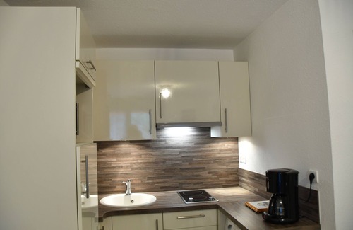 La Faviere Apartment | Cozy Beachside Apartment with Balcony & Garage Near Shops