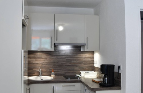 La Faviere Apartment | Cozy Beachside Apartment with Balcony & Garage Near Shops