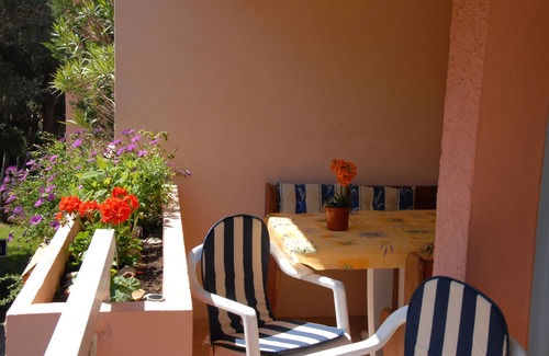 La Faviere Apartment | Cozy Beachside Apartment with Balcony & Garage Near Shops
