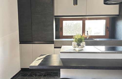 Saronikos House | Cozy 3-Bedroom Home Steps from the Beach with Breakfast