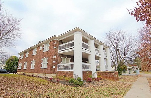 Florence Apartment | Prime Downtown Condo with Porch & Top Amenities Await