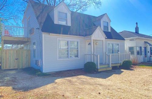 Northeast Virginia Beach House | Elegant 4-Star Getaway at 508 B The Upper Bungalow