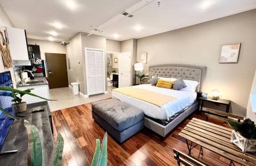 Logan Square Apartment | Stylish 508 Urban Lifestyle King Bed APT in Center City