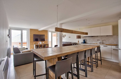 Mont-de-Lans Apartment | Ideally Located Apartment with Balcony & Mountain Views