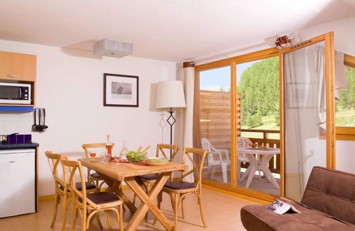 Les Orres Apartment | Inviting Retreat Near Shops with Pool and Balcony, Les Orres
