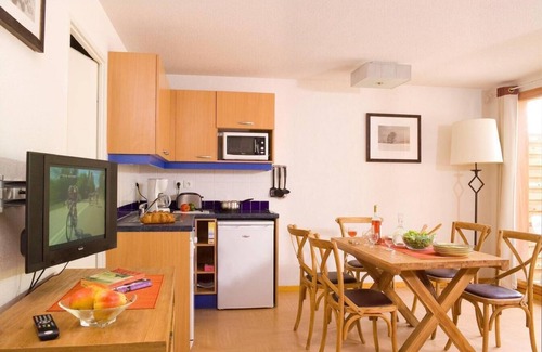 Les Orres Apartment | Inviting Retreat Near Shops with Pool and Balcony, Les Orres
