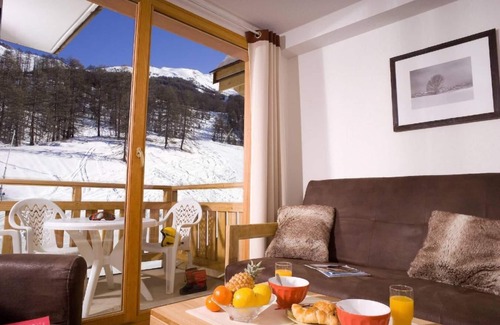 Les Orres Apartment | Inviting Retreat Near Shops with Pool and Balcony, Les Orres