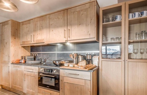 Les Boisses Apartment | Elevate Your Stay: Fitness, Pool & Ski Access Near Resort