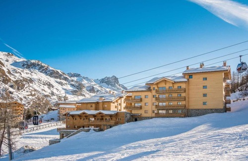Les Boisses Apartment | Elevate Your Stay: Fitness, Pool & Ski Access Near Resort