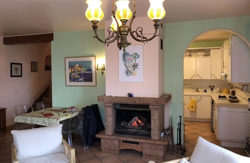Tomino House | Cozy Retreat: Steps from the Sea in Village Center