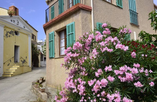 Tomino House | Cozy Retreat: Steps from the Sea in Village Center
