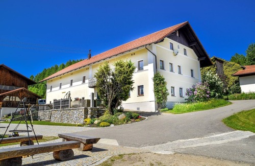 Eggersberg Apartment | Idyllic 50sqm Farm Apartment with Pets and Breakfast