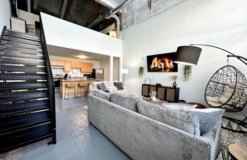 Otterbien Home Apartment | Top-Rated 5104 Cartridge Factory Loft with Pool & Breakfast