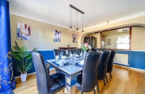 Leeds House | 51VL For your Stylish and Relaxed Stay with Free Parking and Free WiFi