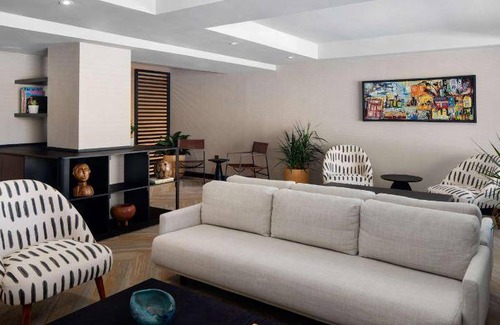 Kingston Hotel | Elegant 53 m² Hotel with Pool & Restaurant - Rated 9/10