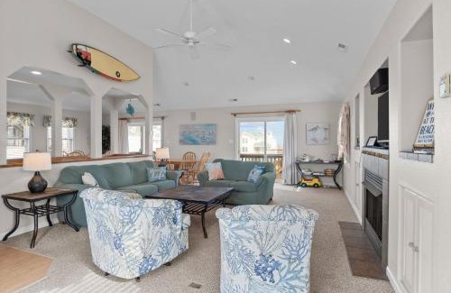 Nags Head House | Explore Dragonfly: Pet-Friendly Retreat with Pool & Hot Tub