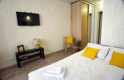 Dzerzhyns'kyi District Apartment | Discover 54a Tselinogradskaia Str: Pet-Friendly Retreat