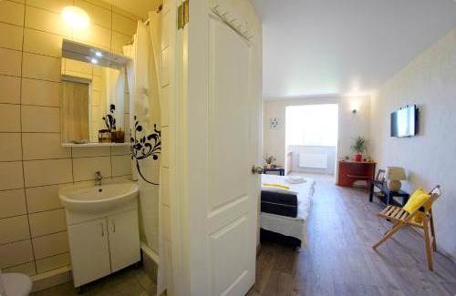 Dzerzhyns'kyi District Apartment | Discover 54a Tselinogradskaia Str: Pet-Friendly Retreat