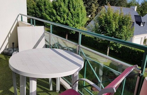 Vannes Apartment | Elegant Flat with South-Facing Terrace and Spa Amenities