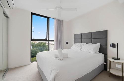Hamilton Apartment | 54Q Abnb-Style Apt Discover Riverside Bliss with Pool and Free Parking near Portside