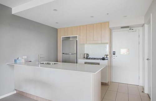 Hamilton Apartment | 54Q Abnb-Style Apt Discover Riverside Bliss with Pool and Free Parking near Portside