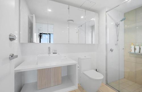 Hamilton Apartment | 54Q Abnb-Style Apt Discover Riverside Bliss with Pool and Free Parking near Portside