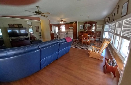 Horizon Village House | Comfortable 2 Bedroom Retreat with Breakfast Amenities