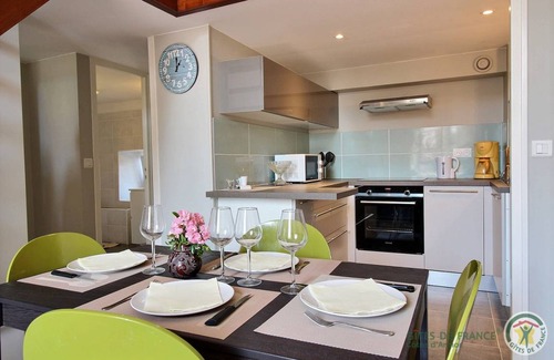 Dinan House | Cozy 2-Bedroom Gîte for 4 Guests with Kitchen Amenities