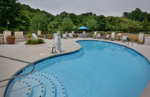 Martinsville Hotel | Spacious Hotel with Pool & Pet-Friendly Amenities