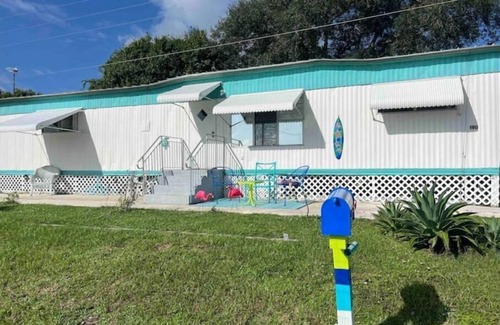 Fort Pierce North House | Welcoming 55+ Treasure Coast Mobile Home with Breakfast