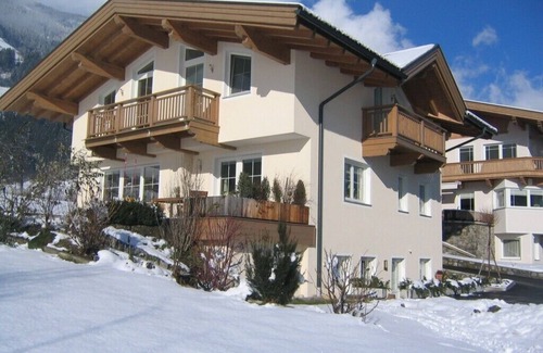 Hippach Apartment | Spacious Apartment with Terrace, Garden & Ocean View