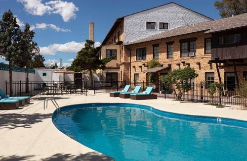 Gallup Resort | Pet-Friendly Resort with Pool & Restaurant - 9/10 Rating