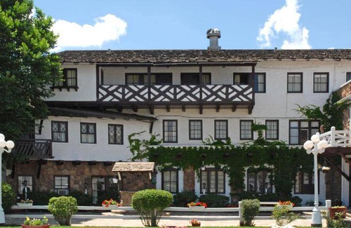 Gallup Resort | Pet-Friendly Resort with Pool & Restaurant - 9/10 Rating