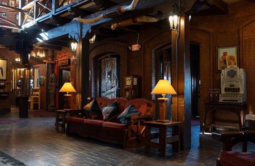 Gallup Resort | Pet-Friendly Resort with Pool & Restaurant - 9/10 Rating