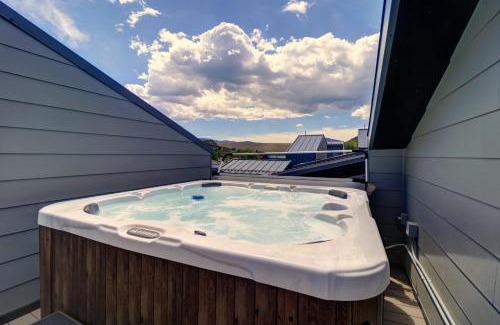 Silverthorne House | Exceptional 58B Townhouse with Hot Tub & Breakfast Included