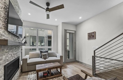 Silverthorne House | Exceptional 58B Townhouse with Hot Tub & Breakfast Included