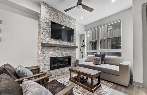 Silverthorne House | Exceptional 58B Townhouse with Hot Tub & Breakfast Included