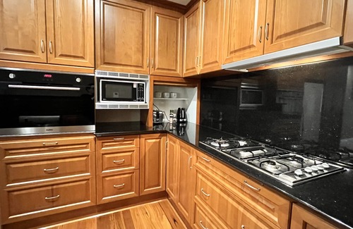 Wembley Apartment | Lake View Retreat: 2BR Getaway with Breakfast & Parking