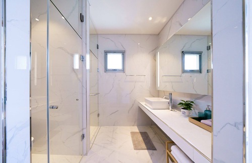 Namhae Bed & Breakfast | Discover 591 11: Family-Friendly Retreat with Pool & Hot Tub