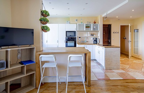 Feuillat Desgenettes Apartment | Modern Comfort in the Heart of Lyon with Family-Friendly Amenities