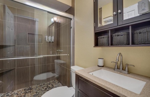 Dallas House | Spacious Mansion with Pool, Hot Tub & Recreation for Groups