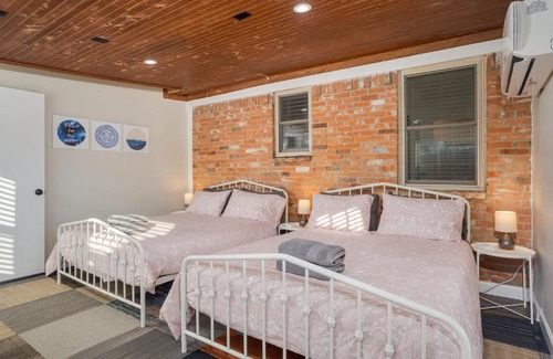 Dallas House | Spacious Mansion with Pool, Hot Tub & Recreation for Groups