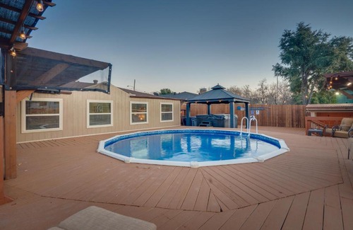 Dallas House | Spacious Mansion with Pool, Hot Tub & Recreation for Groups