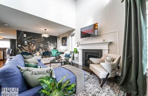 Southeast Edmonton Apartment | 5BD Jungle Oasis - HotTub - BBQ - King Bed - Games - Garage
