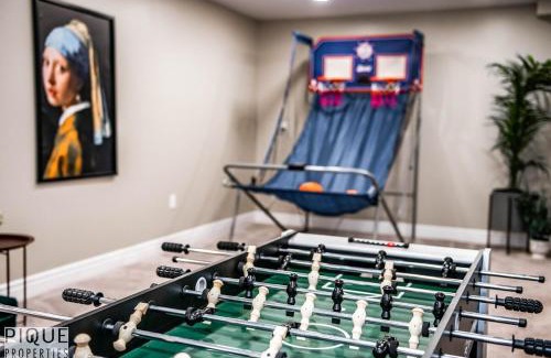 Southeast Edmonton Apartment | 5BD Jungle Oasis - HotTub - BBQ - King Bed - Games - Garage