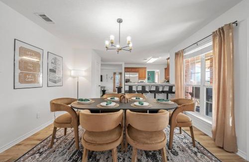 Southern Plantation House | 5BD Texas Charm - Play Ball Theme & Backyard