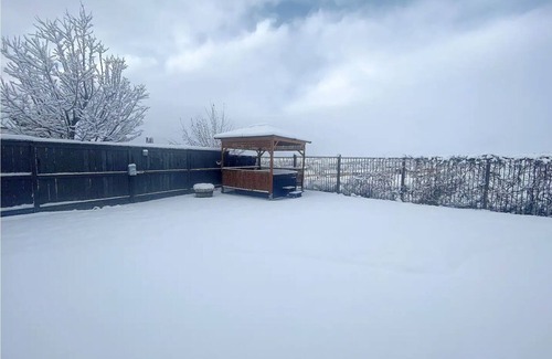 Sun Valley House | Winter Retreat: 5BDR with Breathtaking Views & Hot Tub