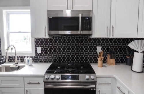 Ampere Apartment | Family-Friendly 5BR Near NYC with Parking & Laundry