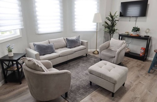 Ampere Apartment | Family-Friendly 5BR Near NYC with Parking & Laundry